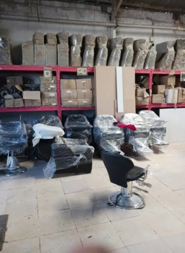 قطع أثاث مغلفة على رفوف مستودع شركة تخزين أثاث بالرياض